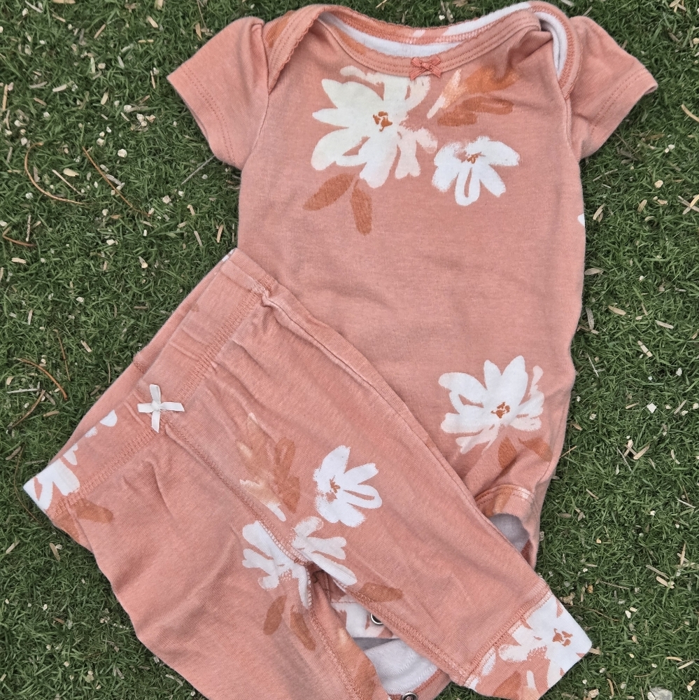 🍑  Floral Baby Girl Onsie set, Size 3M 🏵